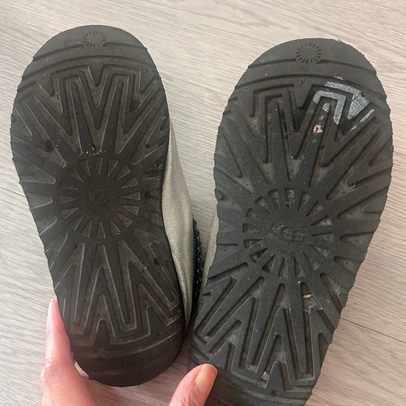 Ugg TAzz Silver Leather Kids Size 4 - Picture 4 of 7
